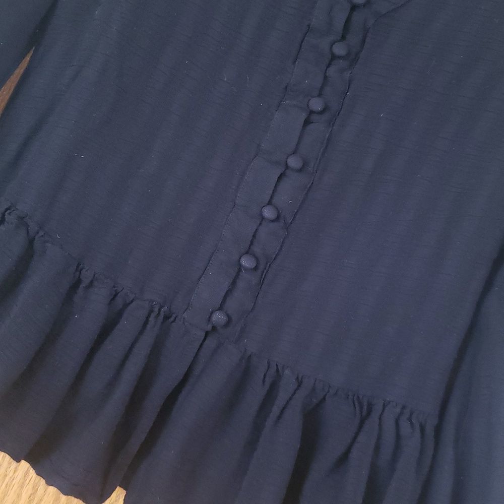 Pretty Japna Button Front Blouse w/ Ruffled Hem Sz XS - Picture 2 of 4